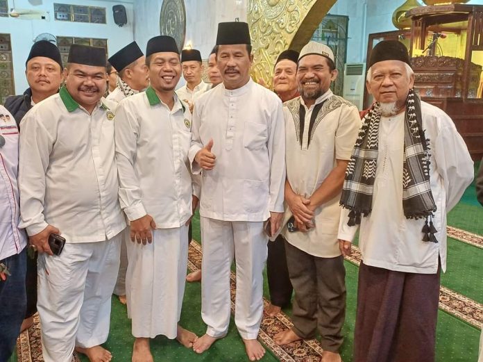 Pengurus Dewan Masjid dan ratusan jemaah Masjid Agung Al Hikmah, Tanjungpinangkota, Kota Tanjungpinang menyambut kedatangan Ketua Dewan Masjid Indonesia (DMI) Provinsi Kepulauan Riau (Kepri) H Muhammad Rudi (HMR), dengan hangat dan penuh keakraban, Senin (23/9/2024). (IST)