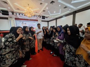 Pasangan calon Gubernur Kepri dan Wakil Gubernur Kepri H Muhammad Rudi dan H Aunur Rafiq (Rudi-Rafiq) mengikuti silaturahmi dengan ribuan guru swasta se-Kota Batam di Golden Prawn, Bengkong, Kamis (26/9/2024). (IST)