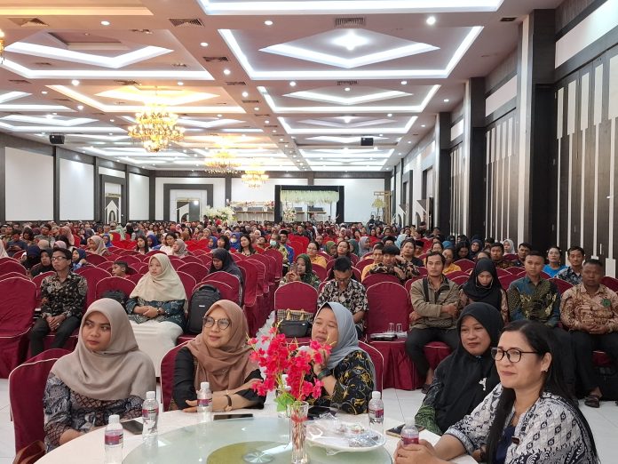 Pasangan calon Gubernur Kepri dan Wakil Gubernur Kepri H Muhammad Rudi dan H Aunur Rafiq (Rudi-Rafiq) mengikuti silaturahmi dengan ribuan guru swasta se-Kota Batam di Golden Prawn, Bengkong, Kamis (26/9/2024). (IST)