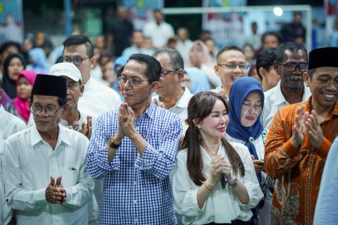 Paslon Amsakar Achmad dan Li Claudia Chandra, yang dikenal pasangan ASLI, mengadakan pertemuan dengan warga Perumahan Bambu Kuning, Kelurahan Bukit Tempayan, Kecamatan Batu Aji, Kota Batam Jumat malam (27/9/2024). (IST)