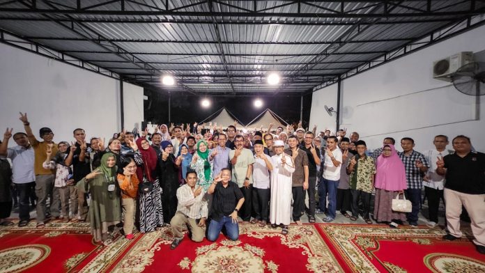 Ratusan warga Kota Batam dengan penuh antusias mendatangi kediaman Calon Wali Kota Batam Nomor Urut 2, Amsakar Achmad, Jumat malam (26/9/2024). (IST)
