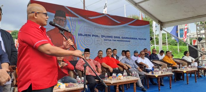Ketua Dewan Pengarah, Tim Pemenangan pasangan Calon Gubernur dan Wakil Gubernur Kepri, Muhammad Rudi dan Aunur Rafiq (Rudi - Rafiq) memberikan pengarahan yang berapi-api saat Kampanye Perdana pasangan tersebut, Sabtu (28/9/2024) siang di Sei Panas, Batam. (IST)