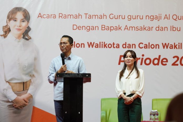 Calon Wali Kota Batam, Amsakar Achmad nomor urut 2, tampak menampik isu miring terhapusnya insentif bagi guru TPQ jika dirinya bersama Calon Wakil Wali Kota Batam Li Claudia Chandra terpilih dalam kontestasi Pilkada Kota Batam 2024. (uly)