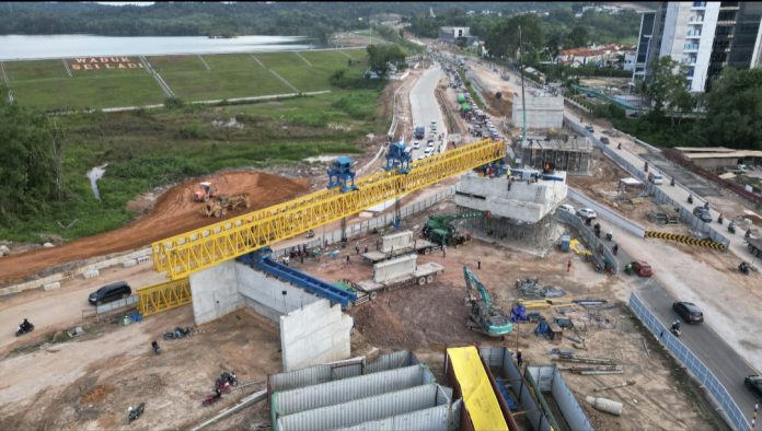 Pengerjaan flyover Sei Ladi telah memasuki tahap pemasangan erection girder atau balok girder, Selasa (10/9/2024). Pelaksanaan pemasangan balok girder ini, ditargetkan akan rampung pada minggu ke-3 bulan Oktober 2024. (Humas BP Batam)