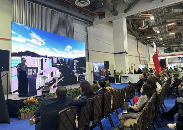 Kepala Pusat Pengembangan KPBPBB dan KEK, Irfan Syakir Widyasa, menjadi pembicara pada sesi Industry Suppliers Networking Session dalam acara Medical Fair Asia 2024 & Medical Manufacturing Asia yang dihelat, Kamis (12/9/2024) di Marina Bay Sands, Singapura. (Humas BP Batam)