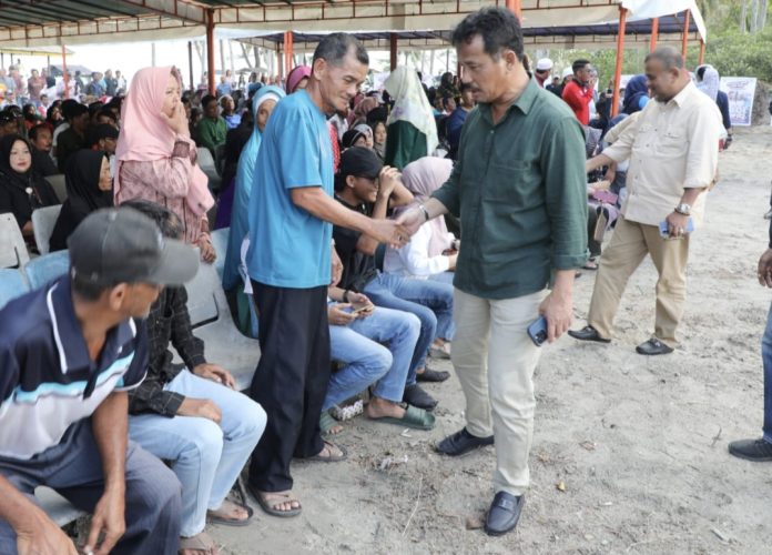 Masyarakat Kampung Budus, Desa Merawang, menyatakan dukungan kepada pasangan calon Gubernur dan Wakil Gubernur Kepulauan Riau (Kepri) H Muhammad Rudi (HMR), dan H Aunur Rafiq (Rudi- Rafiq) pada Pilkada 2024. (IST)
