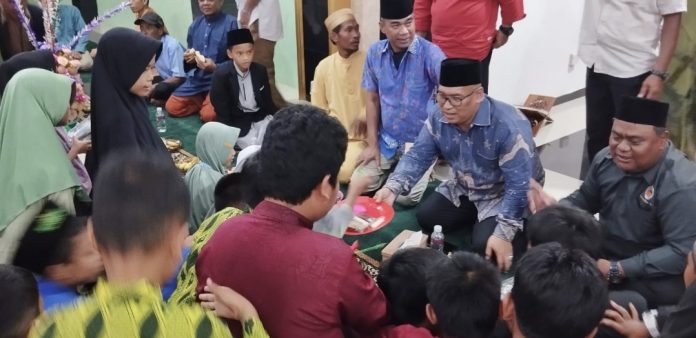 Nyanyang Haris Pratamura kembali menghadiri kegiatan keagamaan Maulid Nabi Muhamad SAW di Perumahan Purna Yuda Indah, Senin (16/9/2024). Warga tampak antusias menyambut Nyanyang. (IST)