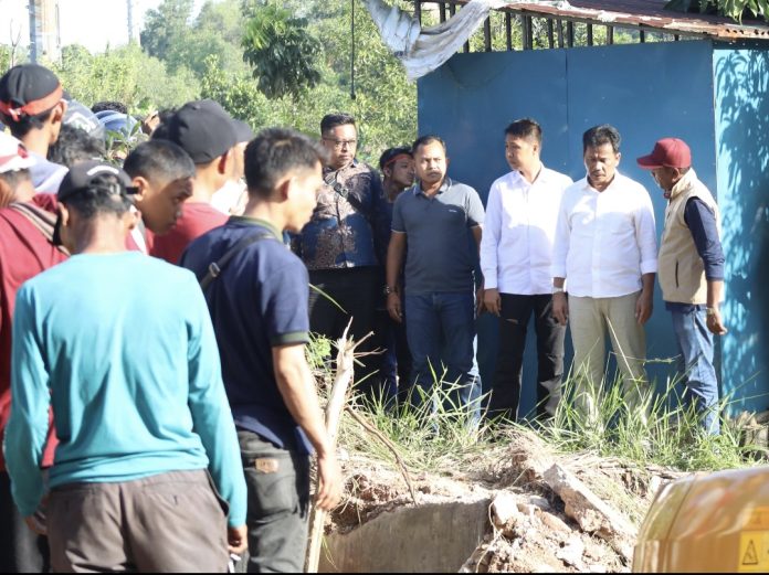 Kepala BP Batam, Muhammad Rudi meninjau langsung lokasi pemasangan Mini Booster Pump areal Perumahan Putra Jaya, Tanjung Uncang, Rabu (18/9/2024). (Humas BP Batam)