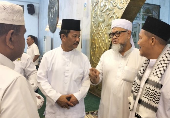 Pasangan calon Gubernur dan Wakil Gubernur Kepri Muhammad Rudi dan Aunur Rafiq mengikuti salat subuh berjamaah di Masjid Agung Al-Hikmah Tanjungpinang, Senin (23/9/2024) pagi ini. (ISTIMEWA)