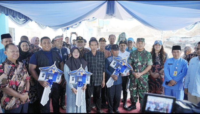 Badan Pengusahaan (BP) Batam telah menyerahkan rumah permukiman baru bagi 3 warga Rempang pertama. Kegiatan bertempat di Tanjung Banun, Sembulang, Galang, pada Rabu pagi (25/9/2024). (Humas BP Batam)