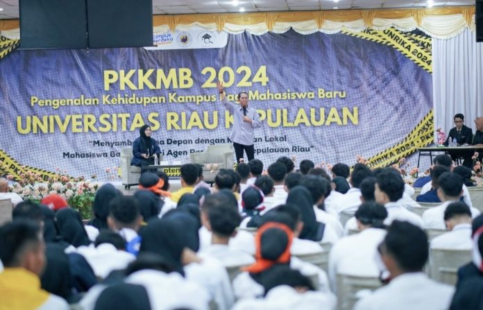 Calon Wali Kota Batam Nomor Urut 2, Amsakar Achmad, menyampaikan pesan inspiratif kepada lebih dari 1.300 mahasiswa baru Universitas Riau Kepulauan (UNRIKA) dalam acara Pengenalan Kehidupan Kampus bagi Mahasiswa Baru (PKKMB) yang digelar pada Sabtu (28/9/2024). (IST)
