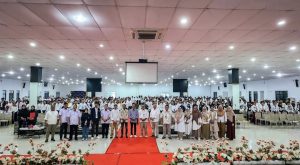Calon Wali Kota Batam Nomor Urut 2, Amsakar Achmad, menyampaikan pesan inspiratif kepada lebih dari 1.300 mahasiswa baru Universitas Riau Kepulauan (UNRIKA) dalam acara Pengenalan Kehidupan Kampus bagi Mahasiswa Baru (PKKMB) yang digelar pada Sabtu (28/9/2024). 