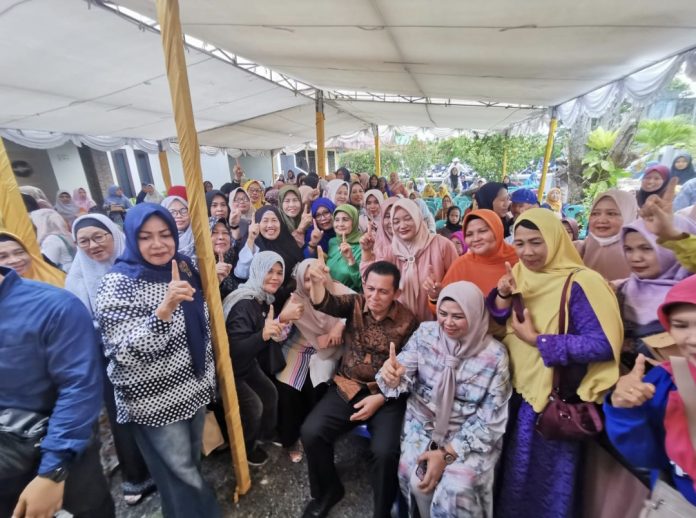 Calon Gubernur Kepri Nomor Urut 1, Ansar Ahmad mengawali masa kampenye Pemilukada Kepri 2024, Minggu (29/9/2024). Yakni dengan melakukan dialogis dengan masyarakat di lima lokasi yang ada di Kota Tanjungpinang. (IST)