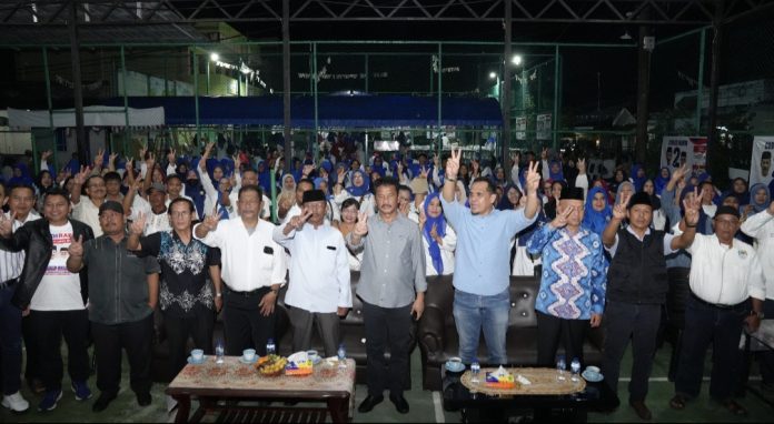 Rudi Rafiq kampanye dengan masyarakat Kecamatan Batuaji, Sabtu (28/9/2024) malam. (IST)