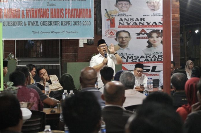 Sejumlah masyarakat dari sejumlah kelurahan yang ada di Kecamatan Nongsa menghadiri kegiatan kampanye terbatas Calon Wakil Gubernur Kepri Nyanyang Haris Pratamura di Teluk Lengung Kabil, Minggu (30/9/2024). (IST)