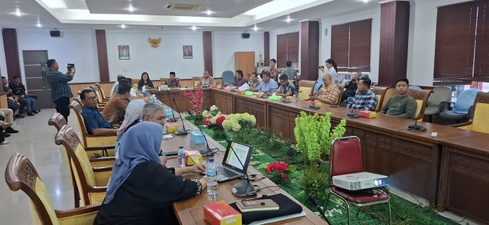 Pasca dilantik beberapa waktu lalu, Komisi II Dewan Perwakilan Rakyat Daerah (DPRD) Kota Batam menggelar Rapat Dengar Pendapat (RDP) terkait kelangkaan LPG 3 kilogram yang dikeluhkan masyarakat, Rabu (2/10/2024). Dipimpin langsung oleh Sekretaris Komisi II DPRD Batam, Safari Ramadhan. (uly)