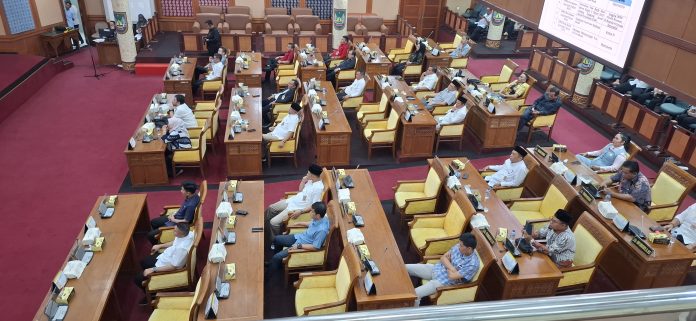 DPRD kota Batam menggelar rapat paripurna, Rabu (23/10/2024). Salah satu agendanya, yakni Laporan Bapemperda atas penyusunan Ranperda Inisiatif DPRD kota Batam tahun 2025 sekaligus pengambilan keputusan. (uly)