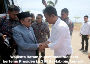 Rudi Habibie, tepatnya pada 29 April 2019 silam, memberi penghargaan kepada Rudi yang Wali Kota Batam itu. (IST)