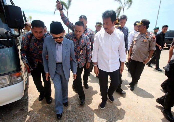 Di Kota Batam ada dua tokoh besar yang oleh warganya digelar sebagai 