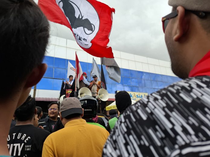 Sejumlah Driver Online roda dua dan empat menggelar aksi damai, Kamis (3/10/2024) di Kawasan Botania 2, Batam Centre, Kota Batam, Provinsi Kepri. (IST)