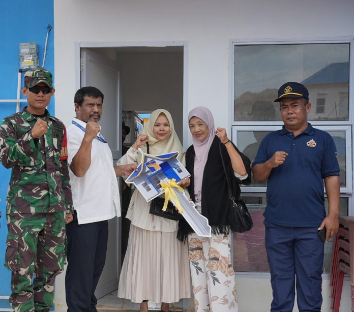 Badan Pengusahaan (BP) Batam memfasilitasi pergeseran terhadap dua Kepala Keluarga (KK) terdampak PSN Rempang Eco City ke rumah baru di Tanjung Banun, Selasa, (8/10/2024). (Humas BP Batam)