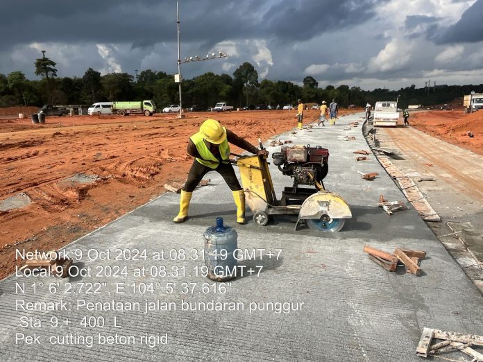 Kepala Sub. Dit. Pembangunan Jalan dan Jembatan BP Batam, M. Gazali Djajasasmita mengatakan saat ini pekerjaan konstruksi secara umum telah mencapai 75,99 persen. (Humas BP Batam)
