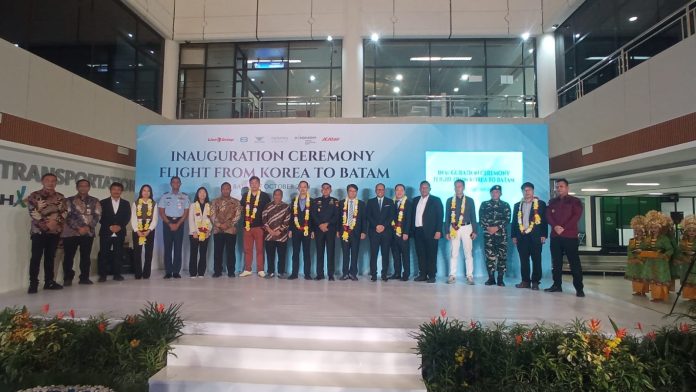 Pesawat Jeju Air dengan nomor penerbangan JJA5301 yang melakukan penerbangan perdana dari Incheon, Korea Selatan, mendarat di Bandara Internasional Hang Nadim, Batam, Kepri, Kamis (17/10/2024) tepat pukul 02.30 WIB. Penerbangan dari Incheon ke Batam memakan waktu kurang lebih 6,5 jam. (IST)
