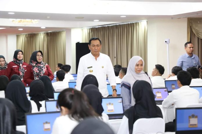 Penjabat Sementara (Pjs) Wali Kota Batam, Andi Agung, memotivasi peserta seleksi Calon Pegawai Negeri Sipil (CPNS) tahun anggaran 2024 di lingkungan Pemerintah Kota Batam. Hal ini dilakukan saat Pelaksanaan Seleksi CASN di Lingkungan Pemerintah Kota Batam Formasi Tahun Anggaran 2024 di Hotel Golden View Batam, Minggu (27/10/2024). (IST)