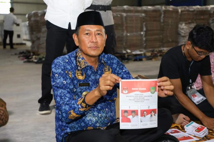 Penjabat Sementara (Pjs) Wali Kota Batam, Andi Agung, meninjau kesiapan dan logistik Pilkda di Kantor Komisi Pemilihan Umum (KPU) Kota Batam, Sekupang. (Diskominfo Kota Batam)