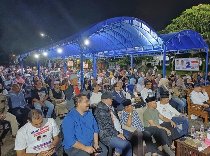 Sejumlah masyarakat Kelurahan Tanjungpinggir menyambut gembira kedatangan pasangan calon (paslon) Gubernur dan Wakil Gubernur Kepulauan Riau (Kepri) nomor urut 2, H Muhammad Rudi (HMR), dan H Aunur Rafiq (Rudi- Rafiq/ 2R), Kamis (3/10/2024). (Ist)