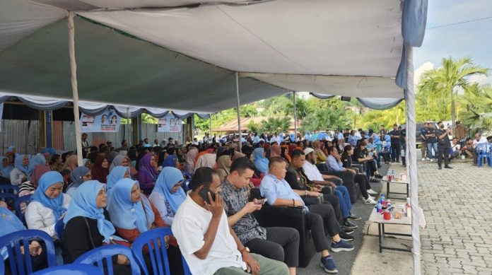 Program seragam sekolah gratis yang digagas oleh pasangan calon Wali Kota dan Wakil Wali Kota Batam, Amsakar Achmad dan Li Claudia Candra (ASLI), disambut baik, Kecamatan Lubuk Baja. (IST)