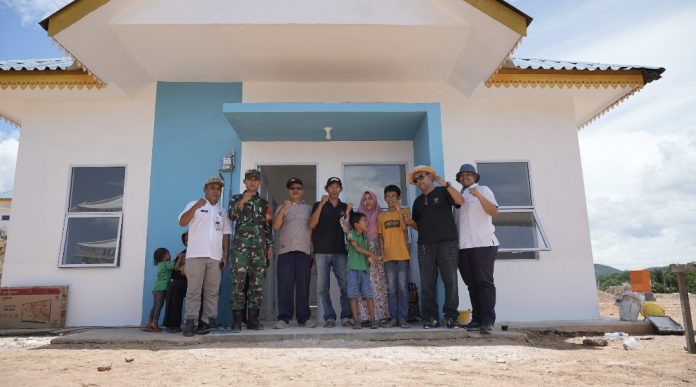 Badan Pengusahaan Batam (BP Batam) kembali memfasilitasi pergeseran satu Kepala Keluarga (KK) dari hunian sementara ke hunian tetap di Tanjung Banun pada Kamis (3/10/2024). (Humas BP Batam)