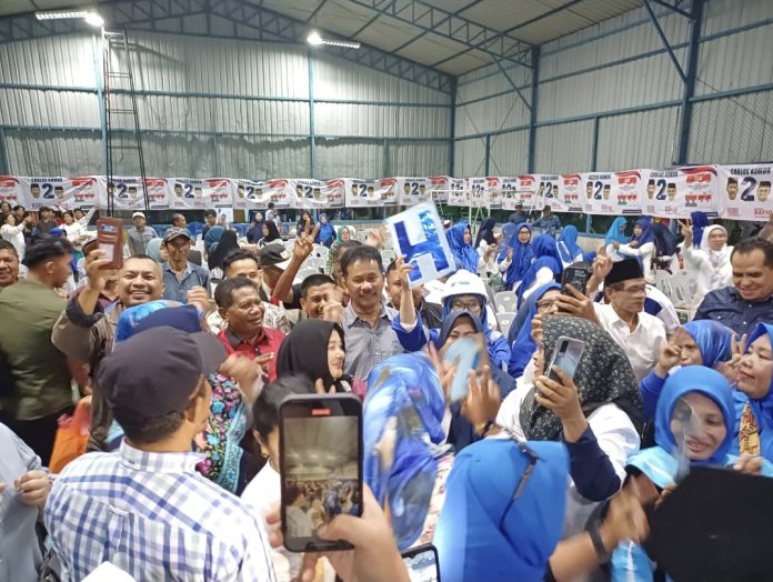Masyarakat Kelurahan Bukittempayan, Kecamatan Batuaji, Kota Batam, tampak bergembira bersama dalam acara silaturahmi dan kampanye dialogis calon Gubenur dan Wakil Gubernur Kepulauan Riau (Kepri), nomor urut 2, H Muhammad Rudi (HMR) - H Aunur Rafiq (Rudi- Rafiq/ 2R). (IST)