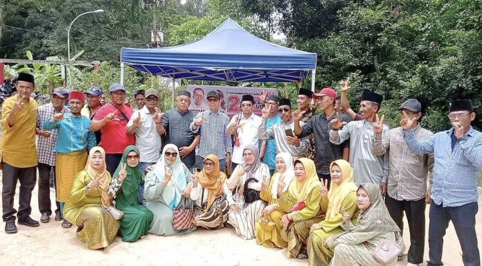 Calon Wali Kota Batam Amsakar Achmad bersua dengan warga di Pulau Mongkol, Pemping, Belakangpadang, Minggu (6/10/2024). (IST)