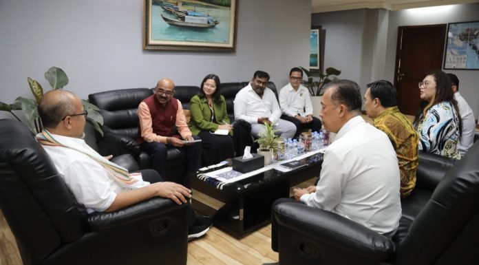 Plh. Kepala Badan Pengusahaan Batam (BP Batam), Purwiyanto menerima kunjungan Konsul Jenderal India di Medan, Ravi Shanker Goel dan tim pada Senin (7/10/2024) di Ruang Kerja Wakil Kepala BP Batam. (Humas BP Batam)