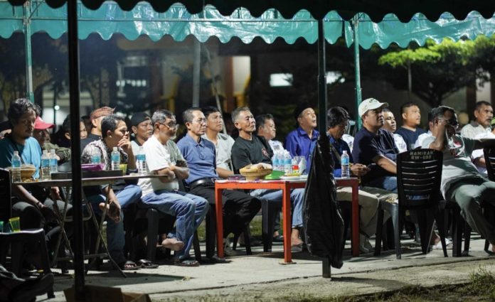 Wakil Walikota Batam dua periode, Amsakar Achmad nonton bareng pertandingan Timnas Indonesia vs Bahrain dalam matchday ketiga Grup C babak ketiga Kualifikasi Piala Dunia 2026 Zona Asia bersama warga di fasum Perumahan Bukit Palem Permai, Kamis (10/10/2024) malam. (IST)