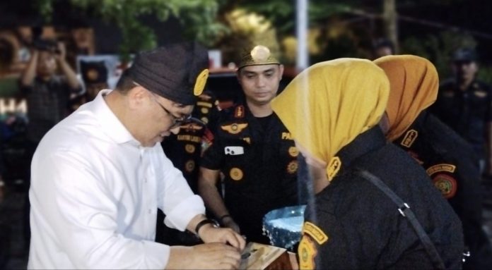 Ketua Pembina Dewan Pimpinan Daerah (DPD) Lembaga Laskar Melayu Bersatu (LLMB) Dato Hermin mengingatkan agar jajarannya untuk berkomitmen mendukung dan memenangkan pasangan Ansar Ahmad- Nyanyang Haris Pratamura menjadi Gubernur Provinsi Kepri 2025-2030. (IST)