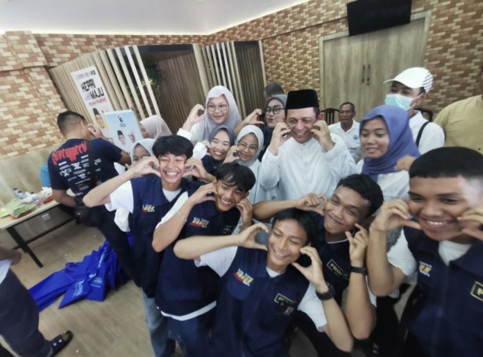 Generasi milenial dan Generasi Z di Kabupaten Karimun begitu antusias bertemu dengan Ansar Ahmad, Calon Gubernur Kepri nomor urut 1, Jumat (11/10/2024) pagi. 