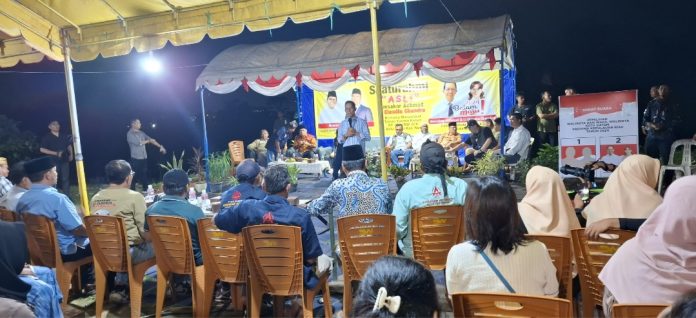 Pasangan ASLI (akronim Amsakar Achmad-Li Claudia Chandra) mendapat arahan khusus dari Presiden Terpilih Prabowo Subianto disampaikan ke penduduk Taman Yasmin Kebun, Jumat (11/10/2024). (uly)