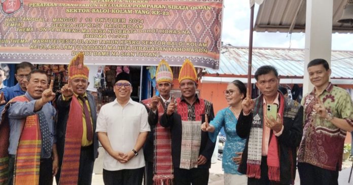 Ketua Marga suku Batak si Raja Oloan Kota Batam, Manggara Tindaoan mengungkapkan rasa kagum dan hormat atas kehadiran Calon Wakil Gubernur Kepri nomor urut satu Nyanyang Haris Pratamura. (IST)