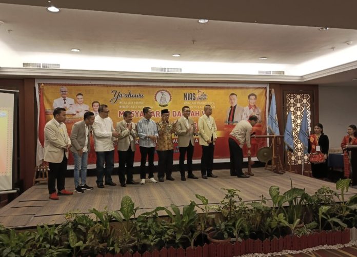 Calon Walikota Batam Amsakar Achmad menghadiri Musyawarah Daerah (Musda) V dan Musyawarah Cabang (Muscab) IV Himpunan Masyarakat Nias Indonesia (HIMNI) Kepri dan Batam berlangsung di King's Hotel Batam, Sabtu (12/10/2024). (IST)