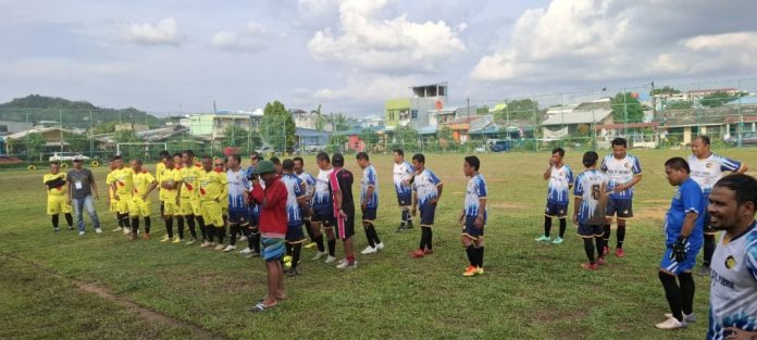 Calon Wali Kota Batam nomor urut 2, Amsakar Achmad membuka Turnamen Sepak Bola U40 ASLI terdePAN (Agenda ASLI) di Lapangan Sepak Bola Griya Prima Batu Aji, Minggu (13/10/2024) sore. Peserta turnamen umumnya diikuti bapak-bapak. (IST)