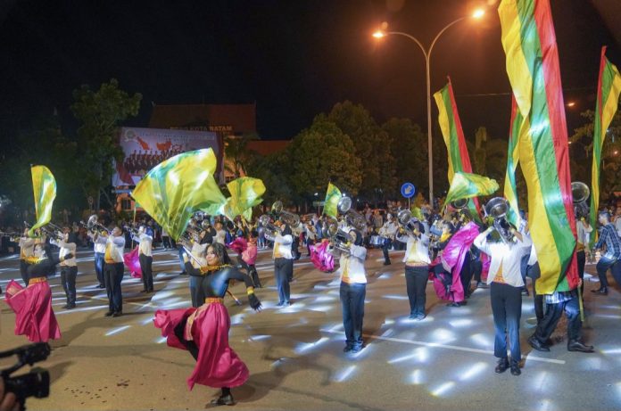 Batam International Marching & Art Competition (BIMAC) 2024 resmi dibuka di Jalan Engku Putri, Batam Centre pada Jumat (11/10/2024) malam. Event ini sudah berlangsung sukses selama 3 hari, Jumat-Minggu, 11-13 Oktober 2024. (IST)