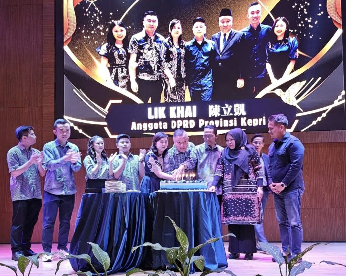 Perayaan Hari Ulang Tahun (HUT) ke-61 Anggota DPRD Kepri, Lik Khai, berlangsung meriah di Ballroom Aston Pelita Batam, Minggu (13/10/2024) malam. (uly)