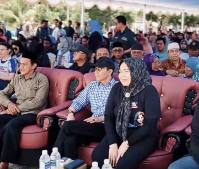 Calon Wali Kota Batam nomor urut 2, Amsakar Achmad bersua masyarakat Rempang dan Galang dalam kegiatan kampanye di Lapangan Bola Kaki Sijantung, Galang, Selasa (15/10) siang. (IST)