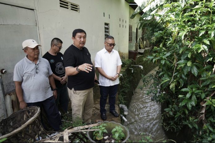 Calon Wakil Gubernur Provinsi Kepri no urut satu Nyanyang Haris Pratamura meninjau langsung keberadaan warga Perumnas Sagulung yang menjadi korban banjir, Rabu (16/10/2024). (IST)
