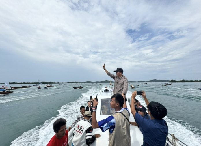Calon Wali Kota Batam nomor urut 02 di Pilkada Kota Batam 2024, Amsakar Achmad, mengaku tersanjung atas sambutan masyarakat Pulau Terong, Kecamatan Belakangpadang pada Rabu (16/10/2024). (Ist)
