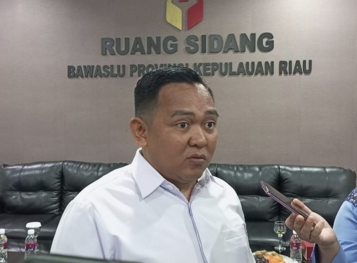 Ketua Bawaslu Provinsi Kepri, Zulhadril Putra menegaskan, pemberi maupun penerima Money Politic bisa dipidana. (IST)