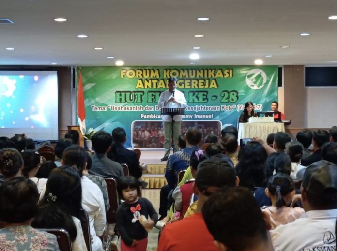 Calon Gubernur Kepulauan Riau nomor urut 2, H. Muhammad Rudi (HMR), menghadiri acara Hari Ulang Tahun (HUT) Forum Komunikasi Antar Gereja (FKAG) di Bintan Plaza Hotel, Tanjungpinang, Selasa (22/10/2024) malam. (IST)