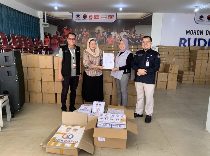 Tim Pemenangan Calon Gubernur Kepri dan Wakil Gubernur Kepri H Muhammad Rudi dan H Aunur Rafiq (Rudi-Rafiq) menerima bahan kampanye dari Komisi Pemilihan Umum (KPU) Kepri, Sabtu (19/10/2024). (IST)